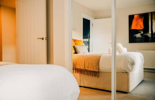 Modern Central 2 Bed Apartment with Parking - Photo 30