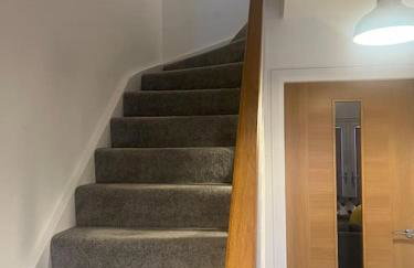 Lovely 2 bedroom home, free parking, 6 mins from airport - Foto 5