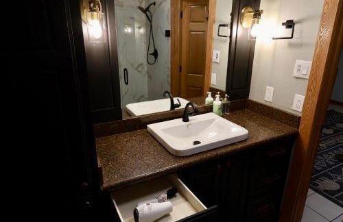 Hidden Hillside Retreat - A Secluded Modern Cabin - Foto 8