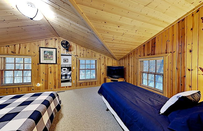 Round House on Round Lake - Photo 2