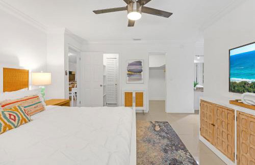 Boca Waterfront • Watch the Boats • Pool & Gym - Photo 39