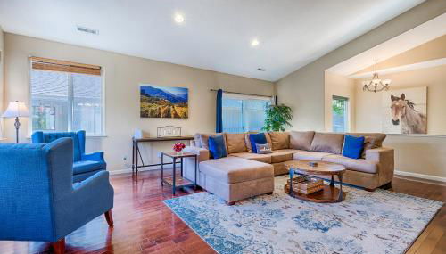 Spacious 4BD 3BA with hot tub, fire pit, and wraparound deck - Foto 3