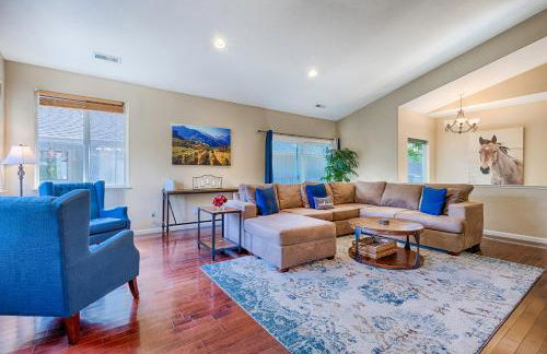 Spacious 4BD 3BA with hot tub, fire pit, and wraparound deck - Foto 3