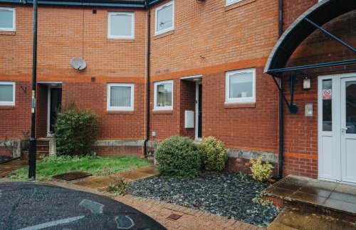 Cozy Waterfront Apartment - Free Parking & Wi-Fi - Photo 60