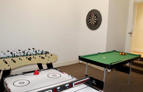 4 bedroom home with games room - sleeps 8 Perfect for families, groups and contractors - Foto 1