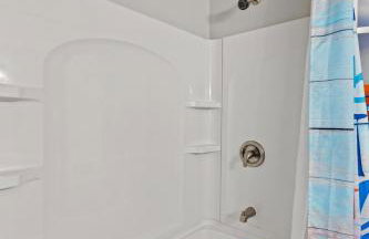 Little blue house on the lake - Photo 2