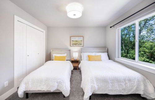 Modern Kirkland 4BR Family Oasis Kids Paradise - Photo 57