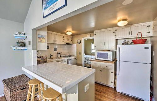 Tropical Island Escape with Deck, Walk to Avalon Bay - Foto 7