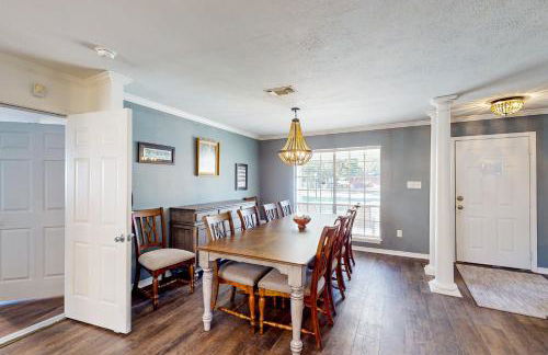 Poolside Bliss! Christian Pass Family Home with Yard - Foto 7