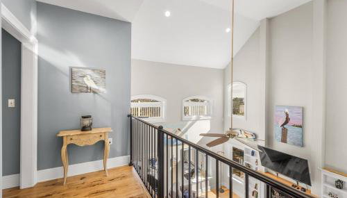 Luxury Beachside Haven with Pool and Elevator - Photo 4