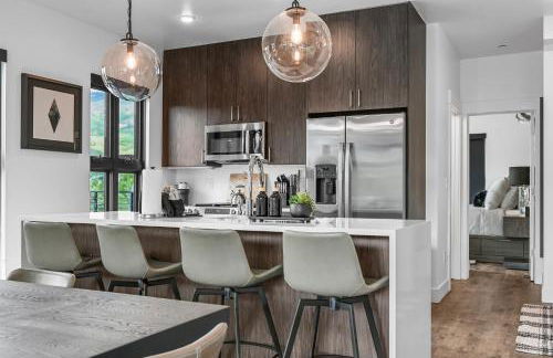 4-Season Modern Mountain Penthouse with Private Hot Tub & Scenic Views - Foto 51