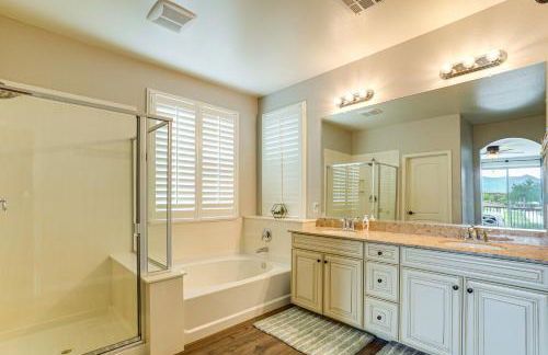 Pool, Views and Ample Space! Sunny Goodyear Retreat - Foto 24