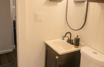 Bright & Stylish Guest Suite with Modern Comforts - Foto 2