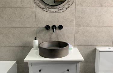 Beautifully Styled 2BR Home with Garden - Foto 22