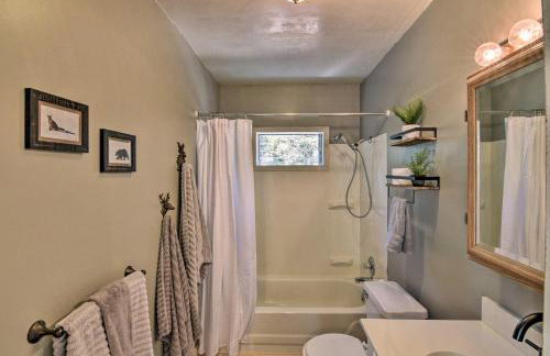 Woodsy Cabin Hideaway with Deck Hike, Fish, Escape - Foto 10