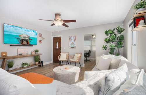 Adorable Dog Friendly Home with Fenced Yard, Office, STEPS to Canal & Hospital! - Foto 10