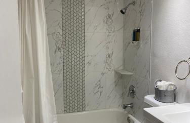 Cozy 3-bed home close to beautiful beaches. - Photo 17