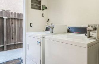 Modern 2BR Condo with King Bed & Balcony near LA - Foto 29