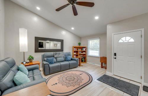 1 Mi to Beach Dog-Friendly Condo in Lake Mills! - Foto 4