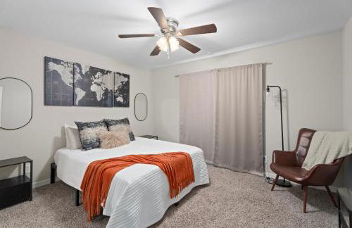 Near Texas A&M, Spacious Living Room, 4 Queen Beds - Foto 15