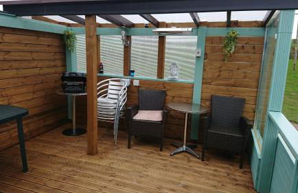 Enlli Fach cabin sleep's 2 adults and 2 children 2 dogs welcome not suitable for contract workers due to parking height restrictions - Photo 40