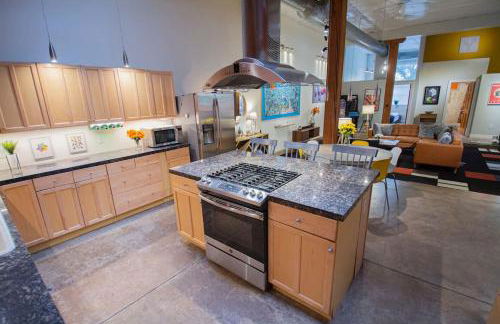 Trendy Modern Loft in Rino Art District - Photo 8