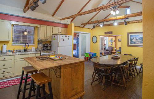 Cozy 2BR Cabin - King Bed Bunks Fire Pit & BBQ - Foto 7