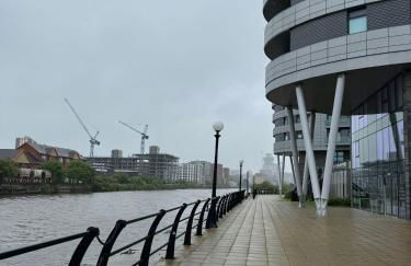 Penthouse height Flat, City View Balcony, Quiet, Free Wifi, Gym & More Minimalistic Home - Foto 29