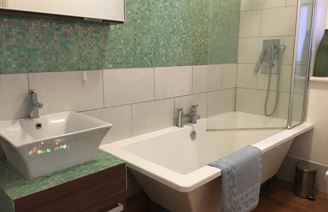 Beach Front 2-bed Apartment With Deck & BBQ - Foto 12