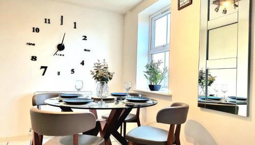 Spacious 4 Bed Family Home with Private Garden & Free Parking - Hamilton - Foto 4