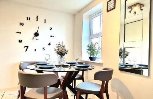 Spacious 4 Bed Family Home with Private Garden & Free Parking - Hamilton - Foto 4