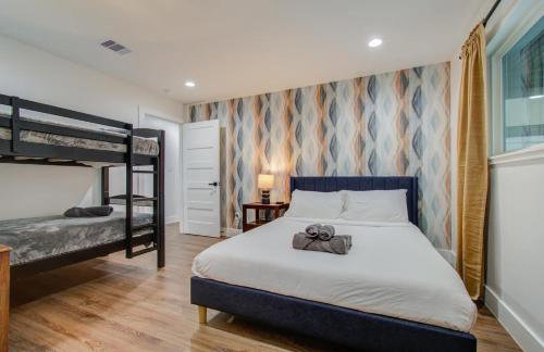 5-BD Modern Central Getaway w Hot Tub - Mins to DT - Foto 25