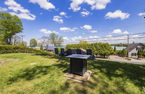 Beautiful Torch Lake House with Beach Access home - Foto 31