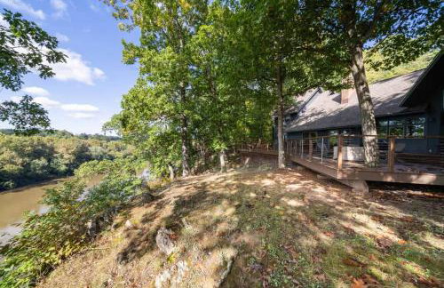 Exclusive Wooded Chalet w Magnificent River Views - Foto 58