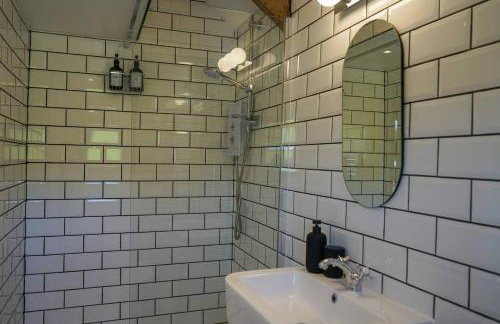 Escape to an Idyllic Countryside Couple's Retreat - Photo 25