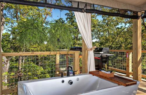 Luxury Tree Tent with Soaking Tub & Pizza Oven Near Waterfalls, Zirconia, North Carolina - Foto 8