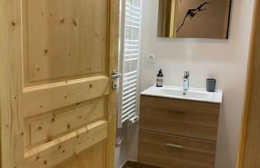 Gorgeous 2 bedroom, 2 full bath, ski in apartment! Winner of 2025 and 2024 Traveller Award! - Photo 13