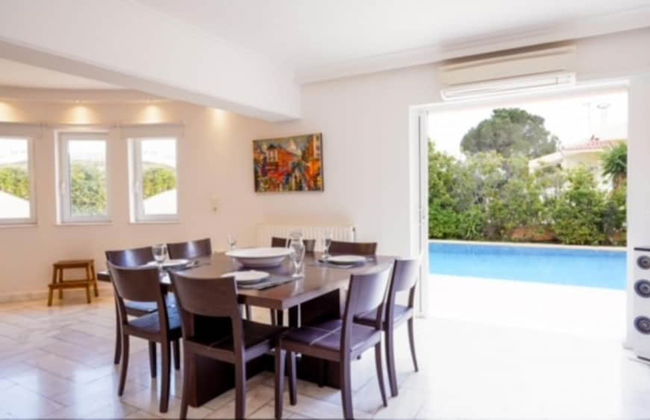 Deluxe 5 Bdrm Villa w Pool Next to the Beach - Photo 27