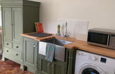 1 mile from Harry Potter Tour Self Contained Flat One bedroom plus new sofa bed in lounge - Foto 5