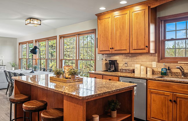 Laker s Pointe by Avantstay Lakefront Private Peninsula Hot Tub Game Room - Photo 18