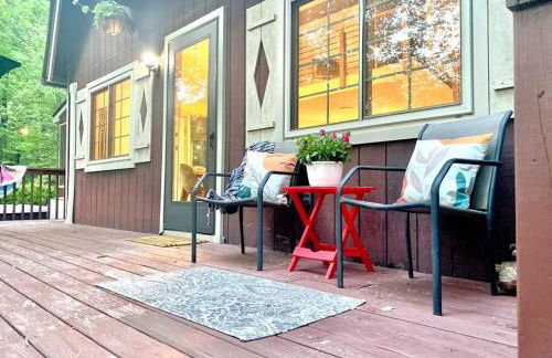 Chalet Retreat w/ Hot Tub, Short Walk to Lake & Pool - Photo 30