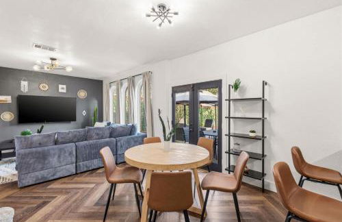 5BD Getaway w Pool Patio Firepit Mins to DT - Photo 8