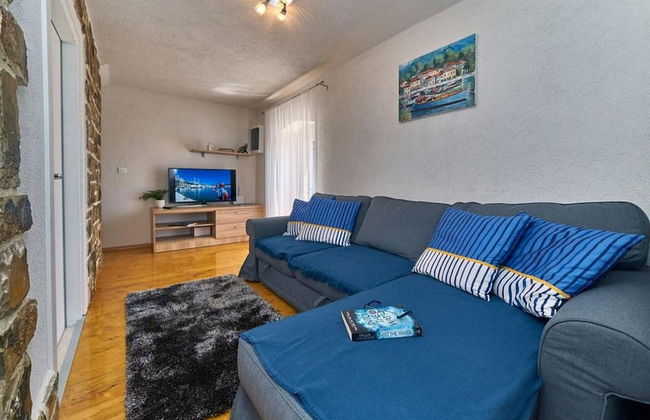 Elegant Stone House With Jacuzzi, Terrace, and Private Yard in Solta - Foto 8