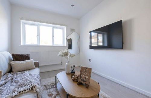 Designer 1BR I Work-From-Home Ready I Fast Wi-Fi - Foto 26