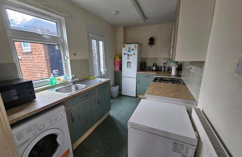 Peterborough Nice House with garden free parking - Foto 31