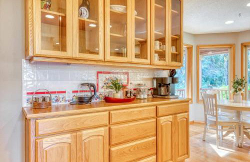 Iron Mountain - Spacious Secluded Lodge with Hot Tub & Game Room - Photo 29