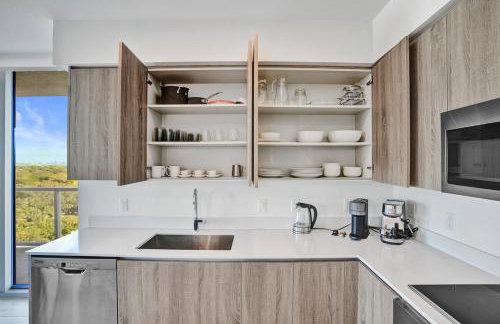 Luxury 2 Bedroom Corner Condo Walk to Design District, Infinity pool with Bay and City views, Gym, Free Parking Spot - Foto 15