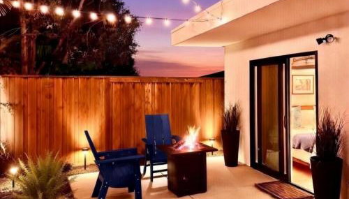 New Luxe 2BR, 2-Min to sand, with fire pit, AC and garage parking - Foto 3, Garden view