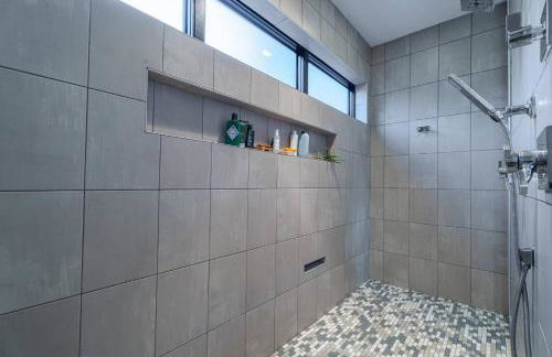 3 bed 3 bath Modern Luxury Home with Hot Tub and Rooftop Patio - Foto 16