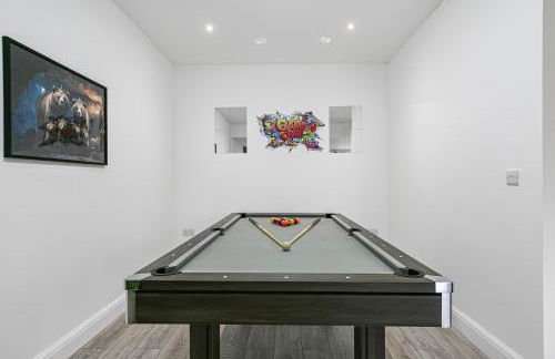 Spacious Detached House with 7 Beds Includes Ping Pong and Pool Table Sleeps 14 Free Parking - Foto 15